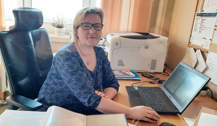 Dyrektor szkoły pani Małgorzata Bara siedzi przy biurku